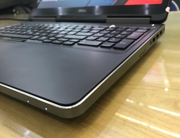 Dell Precision 7520- i7-7820HQ/8GB/256GB/M2200M/FHD/15.6